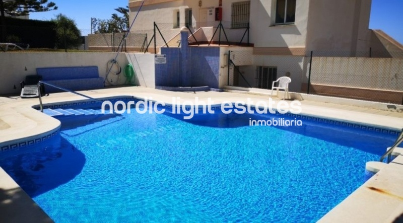 Moderno apartamento con gran terraza y piscina comunitaria en Torrox Park