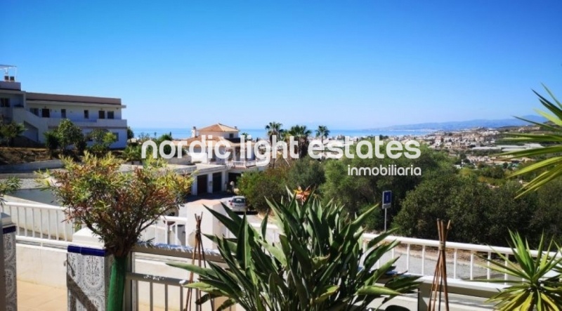 Modern apartment with large terrace and communal pool in Torrox Park