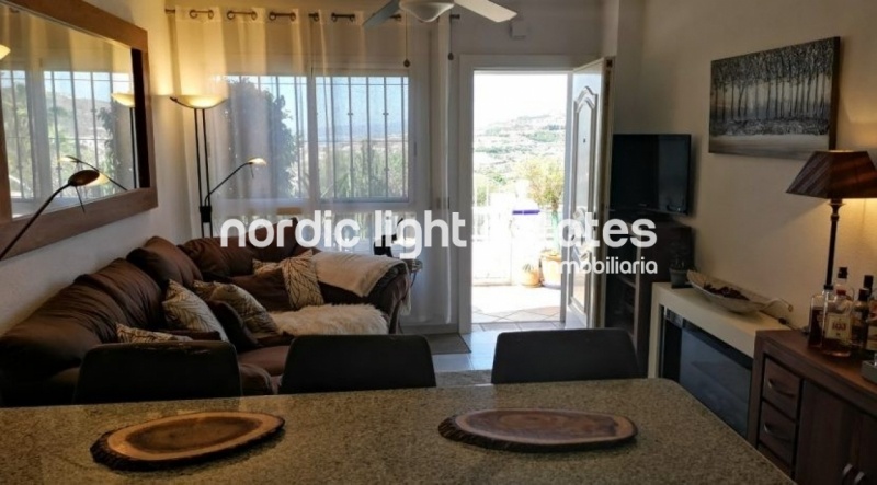 Moderno apartamento con gran terraza y piscina comunitaria en Torrox Park