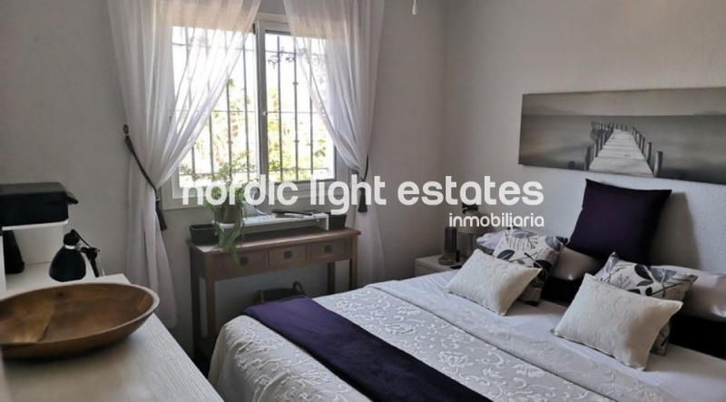 Moderno apartamento con gran terraza y piscina comunitaria en Torrox Park
