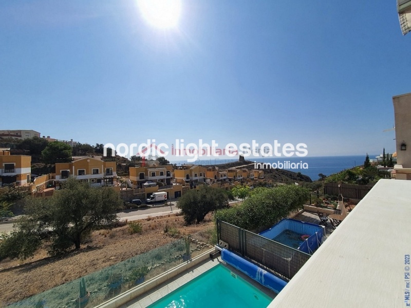 Impresionante villa semi adosada prácticamente nueva
