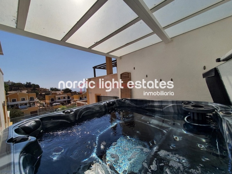 Impresionante villa semi adosada prácticamente nueva