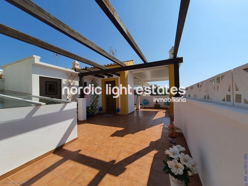 Impresionante villa semi adosada prácticamente nueva