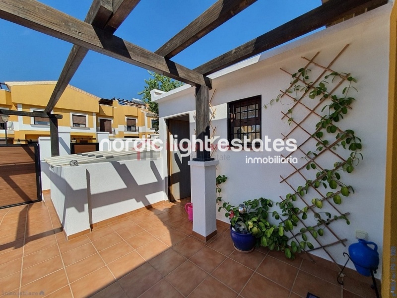 Impresionante villa semi adosada prácticamente nueva