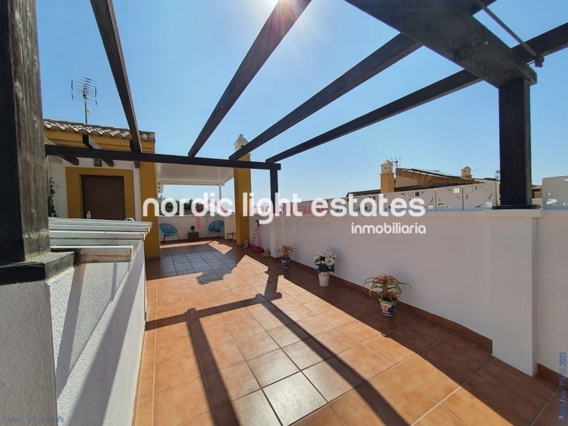 Impresionante villa semi adosada prácticamente nueva