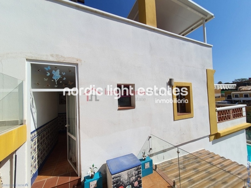 Impresionante villa semi adosada prácticamente nueva