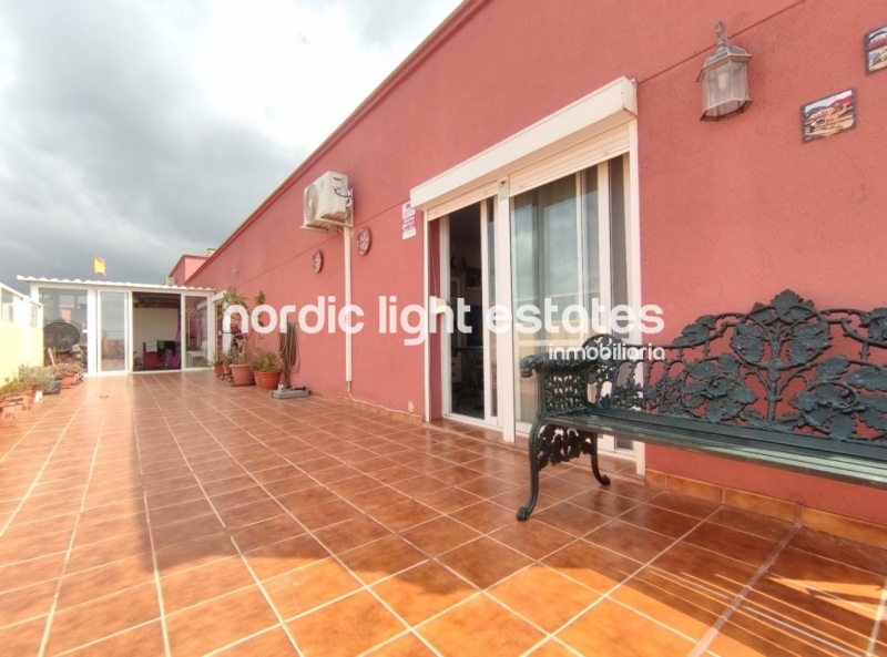 Renovated top floor apartment with 100 sqm terrace and parking space