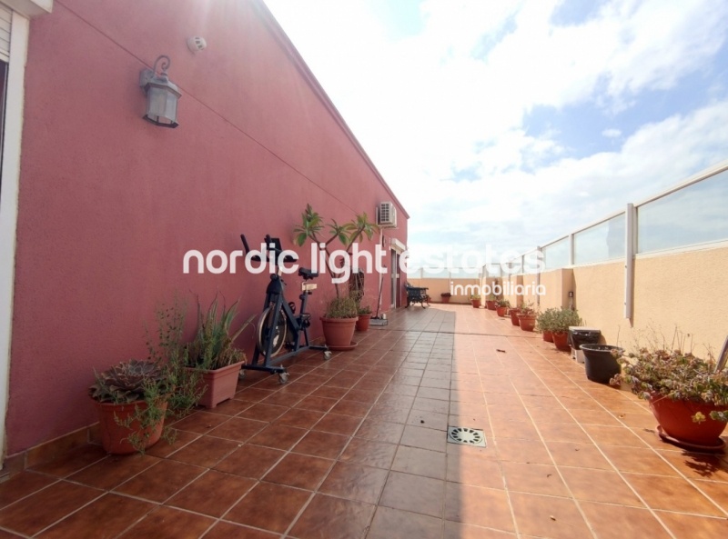 Renovated top floor apartment with 100 sqm terrace and parking space