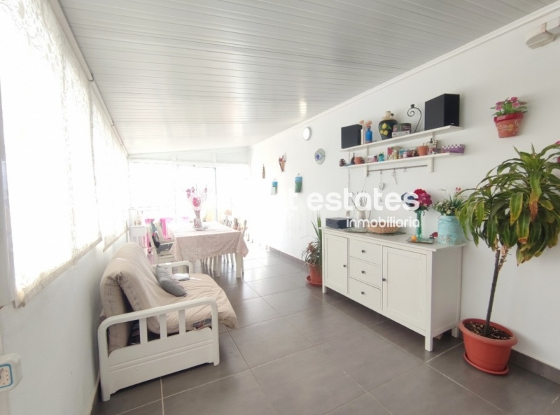 Renovated top floor apartment with 100 sqm terrace and parking space
