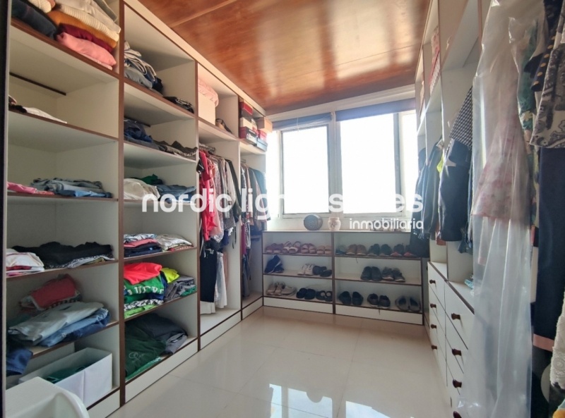 Renovated top floor apartment with 100 sqm terrace and parking space