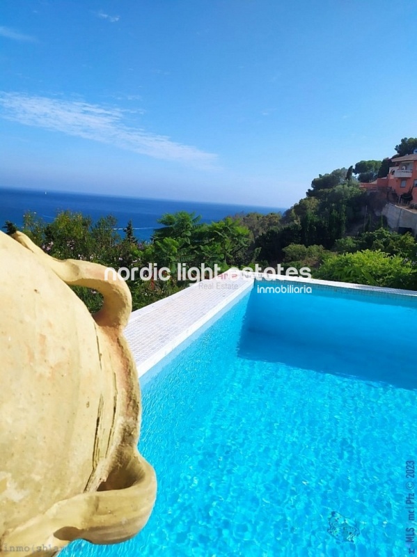 Preciosa villa con vistas impresionantes al mar