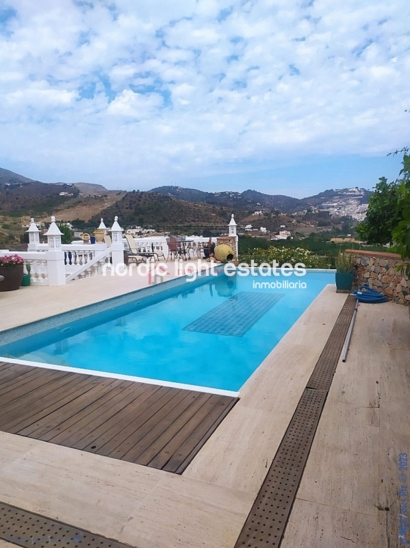 Preciosa villa con vistas impresionantes al mar