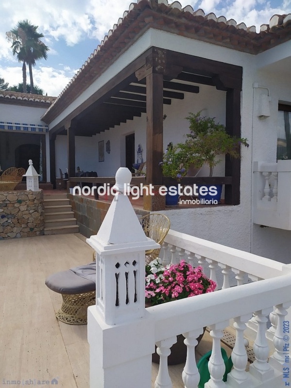 Preciosa villa con vistas impresionantes al mar