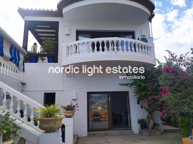 Preciosa villa con vistas impresionantes al mar