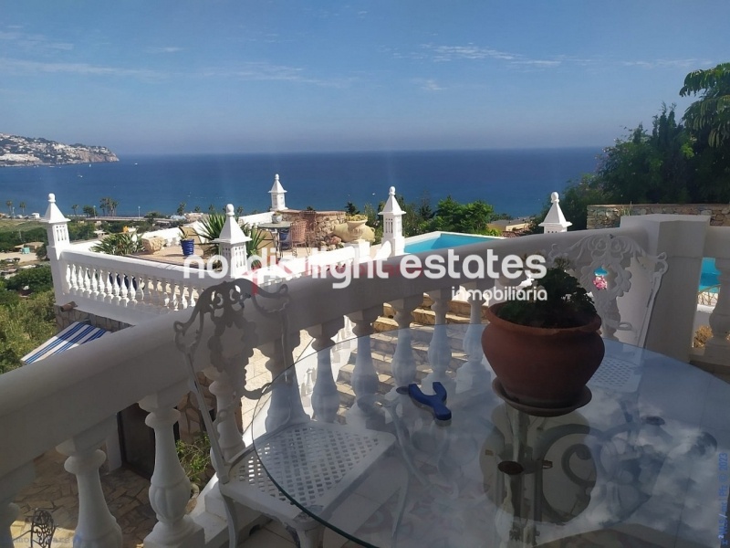 Preciosa villa con vistas impresionantes al mar