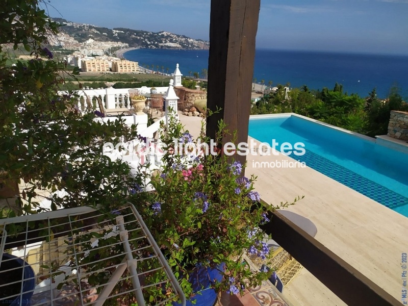 Preciosa villa con vistas impresionantes al mar