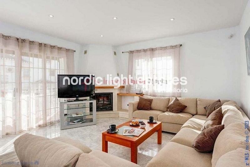 Propiedades similares Cautivadora villa con 5 dormitorios y 3 baños 
