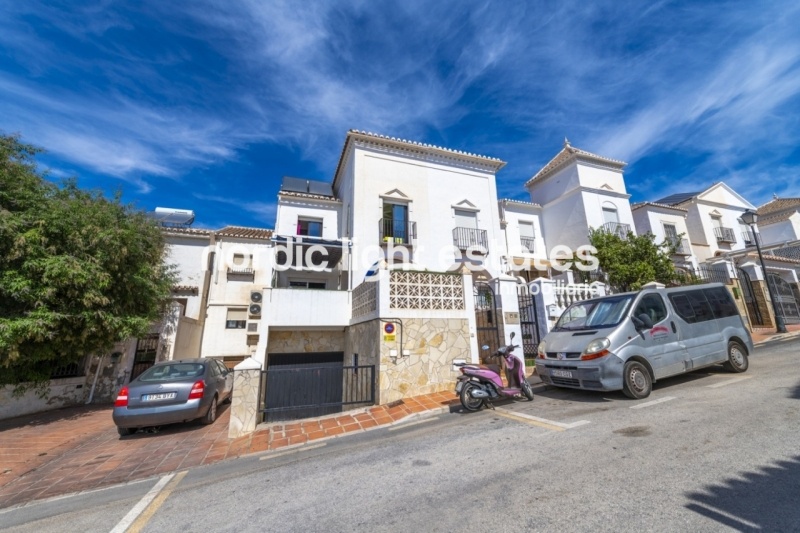Propiedades similares Magnifica casa adosada con un estudio independiente
