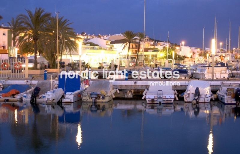 Top floor apartment located in the Baviera Golf urbanization, Caleta de Vélez