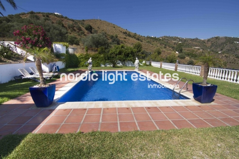 Maravillosa casa de campo con preciosos jardines en Torrox