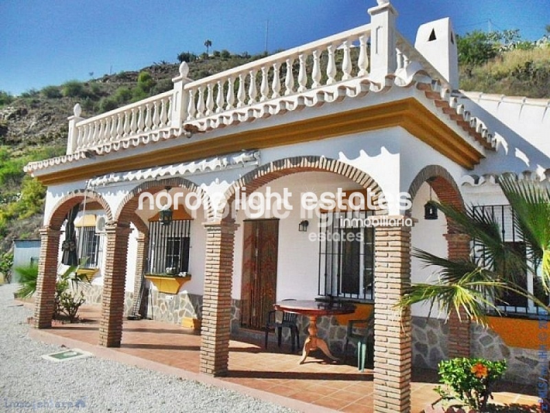 Villa de campo de 3 dormitorios y piscina en Arenas