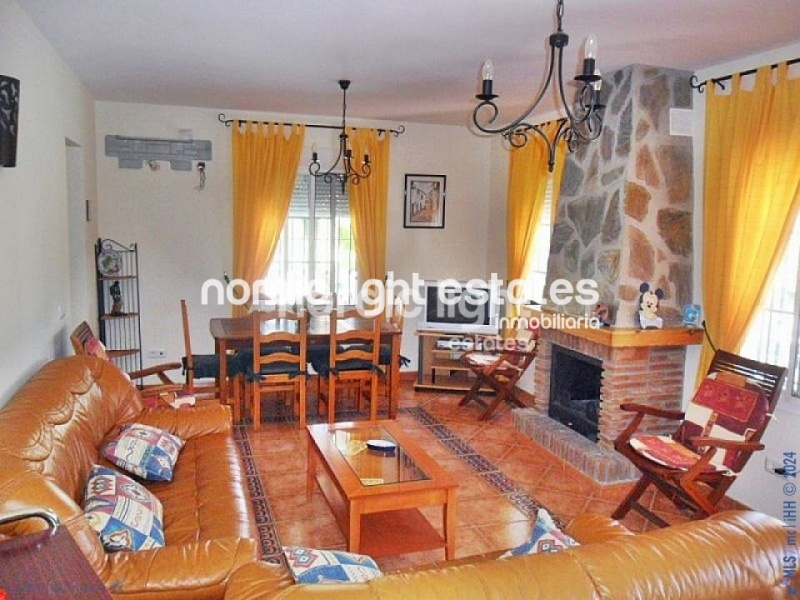Villa de campo de 3 dormitorios y piscina en Arenas