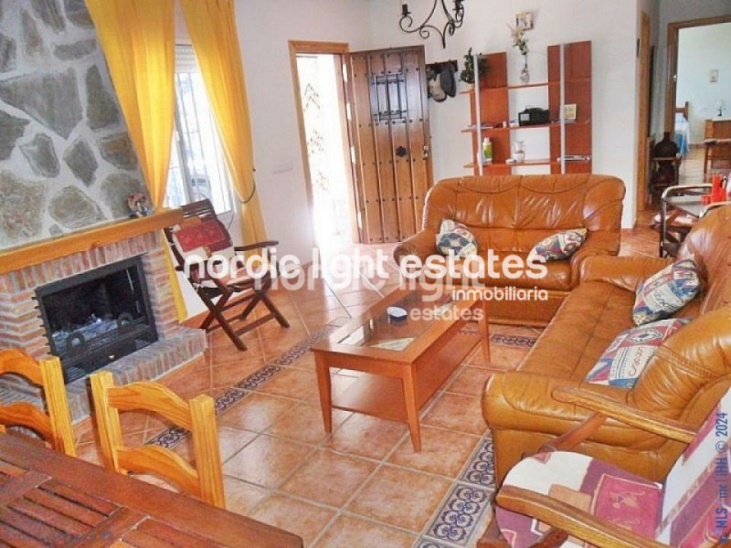 Villa de campo de 3 dormitorios y piscina en Arenas