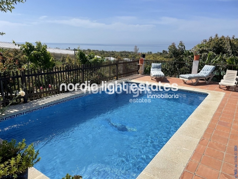 Casa de campo con piscina a tan solo 10 minutos de Nerja