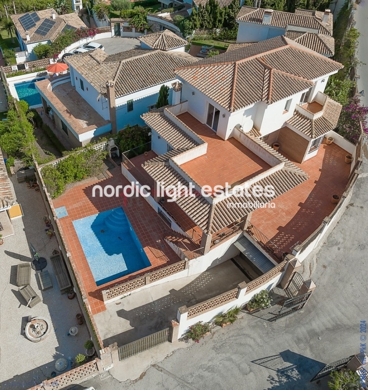 Similar properties Magnificent villa very close to the beach, 5 beds, 4 baths La Herradura