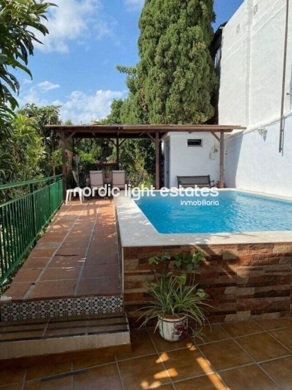 Gran casa con un terreno de 1000m2 en el casco antiguo de Vélez-Málaga