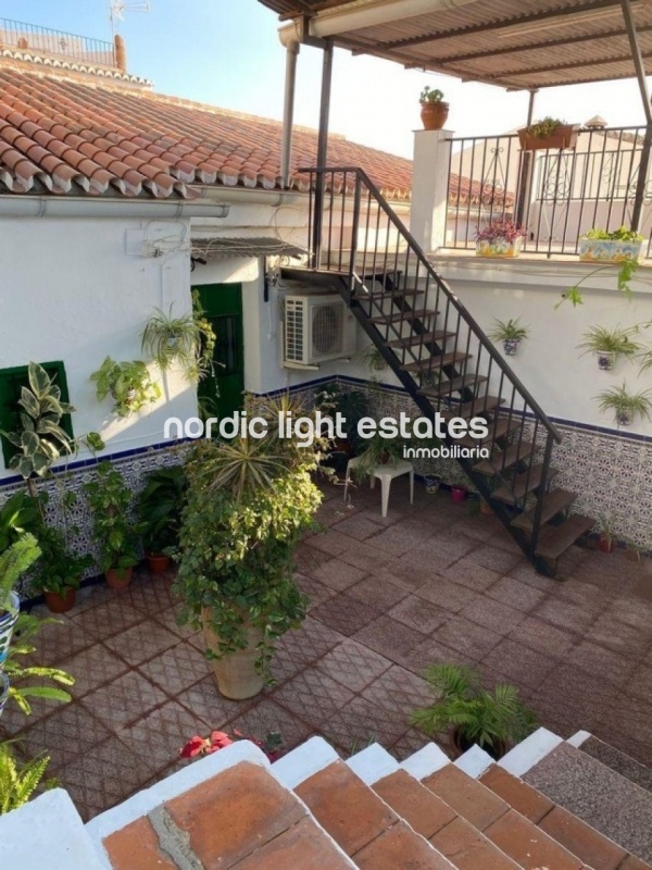 Gran casa con un terreno de 1000m2 en el casco antiguo de Vélez-Málaga