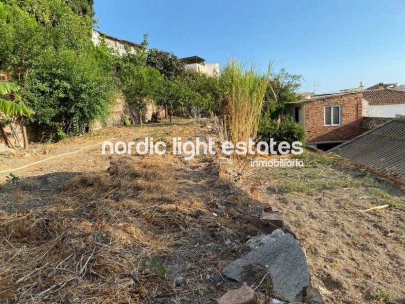 Gran casa con un terreno de 1000m2 en el casco antiguo de Vélez-Málaga
