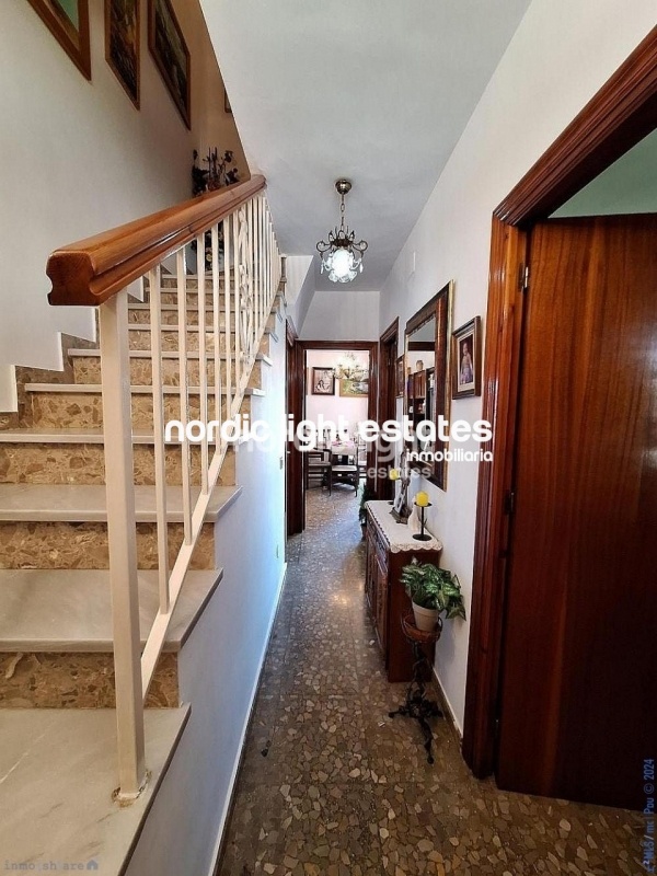 Amplia casa adosada con apartamento independiente