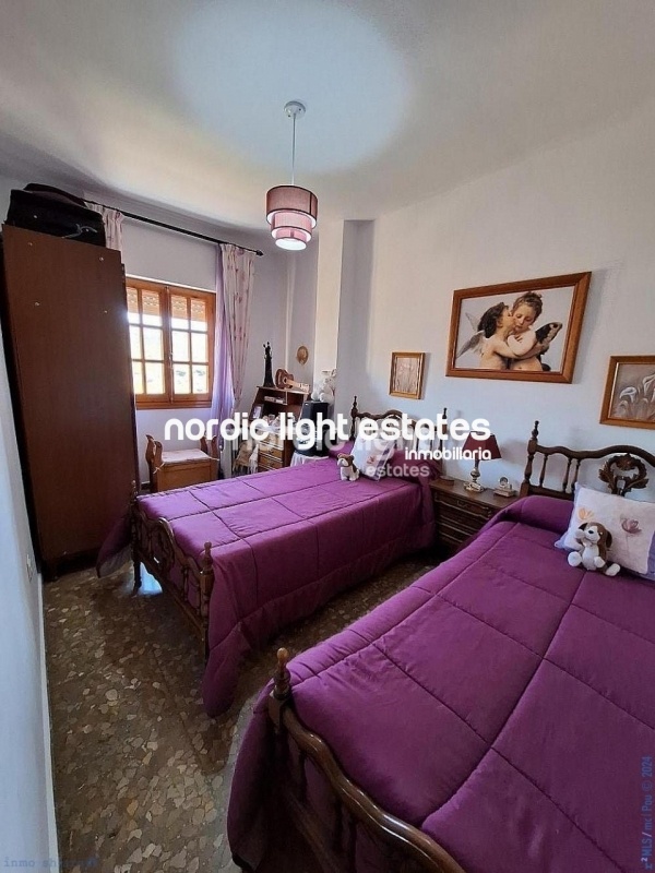Amplia casa adosada con apartamento independiente