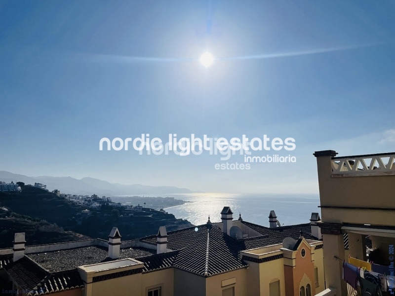 Impresionante apartamento con vistas panorámicas al mar en Nerja 