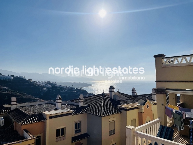 Impresionante apartamento con vistas panorámicas al mar en Nerja 