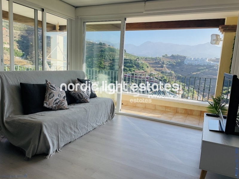 Impresionante apartamento con vistas panorámicas al mar en Nerja 