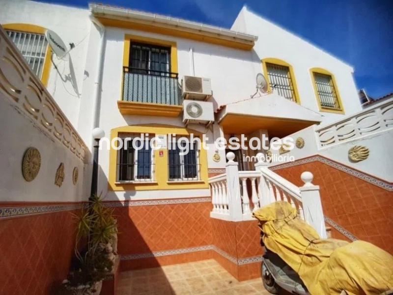 Linda casa adosada a solo 300 metros de la playa en Chilches Costa
