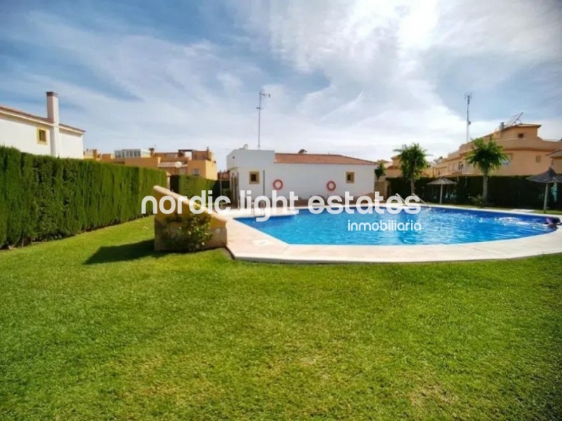 Linda casa adosada a solo 300 metros de la playa en Chilches Costa