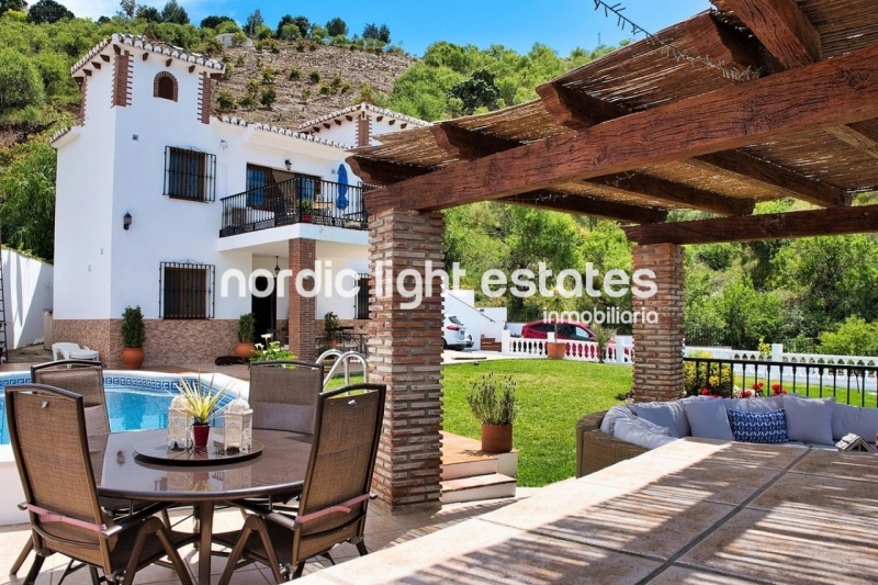 Impresionante villa 4 dormitorios, 5 baños + estudio Iznate