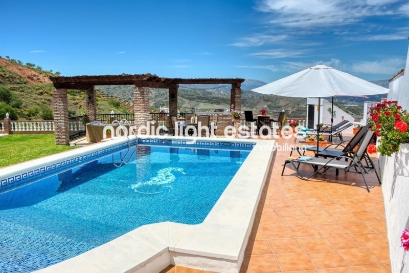 Impresionante villa 4 dormitorios, 5 baños + estudio Iznate