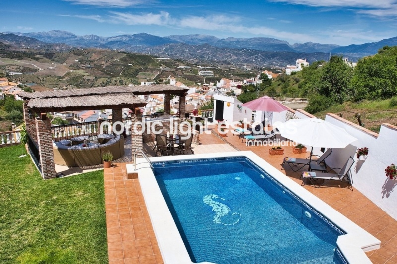 Impresionante villa 4 dormitorios, 5 baños + estudio Iznate