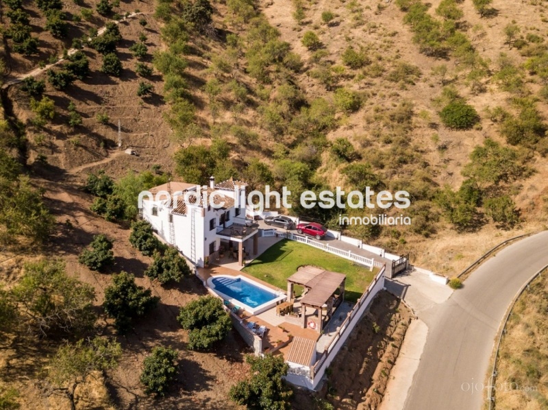 Impresionante villa 4 dormitorios, 5 baños + estudio Iznate