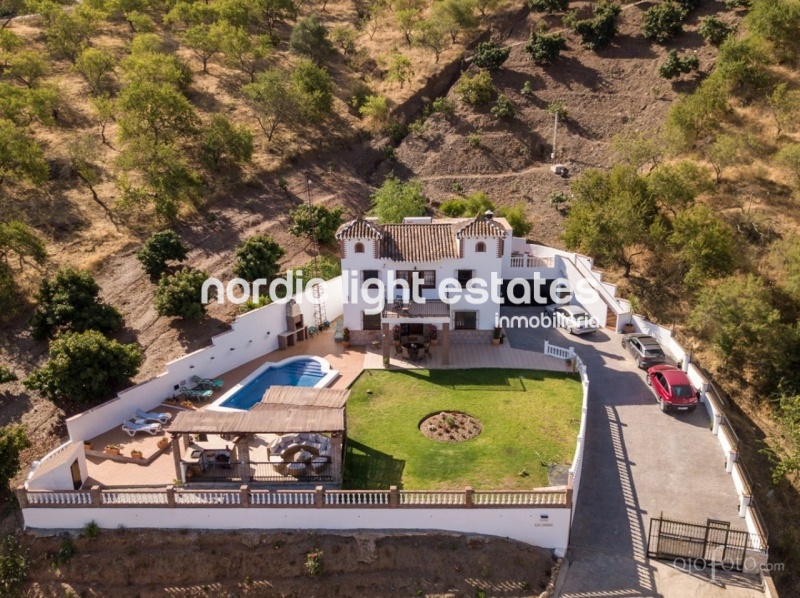 Impresionante villa 4 dormitorios, 5 baños + estudio Iznate