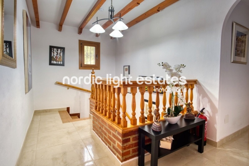 Impresionante villa 4 dormitorios, 5 baños + estudio Iznate