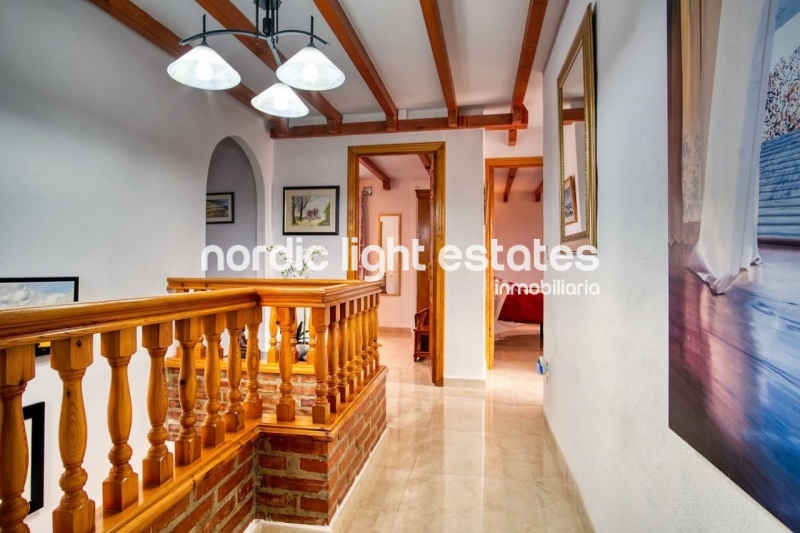 Impresionante villa 4 dormitorios, 5 baños + estudio Iznate