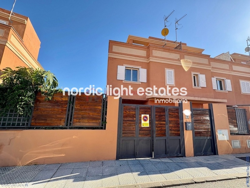 Amazing semi-detached house with lots of outside space in Benajarafe 