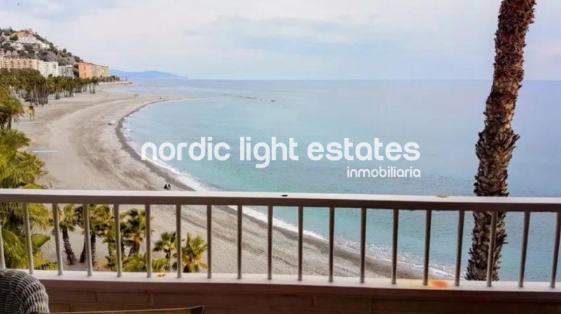Apartamento en primera linea de la playa con vistas increíbles en Almuñécar, 3 dormitorios 