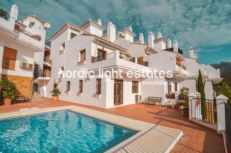 Amplia casa adosada con parking y piscina comunitaria en Frigiliana
