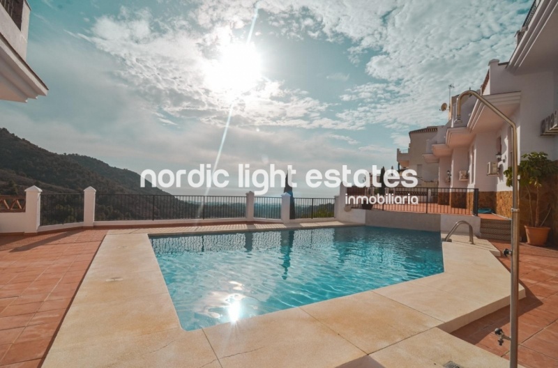 Amplia casa adosada con parking y piscina comunitaria en Frigiliana